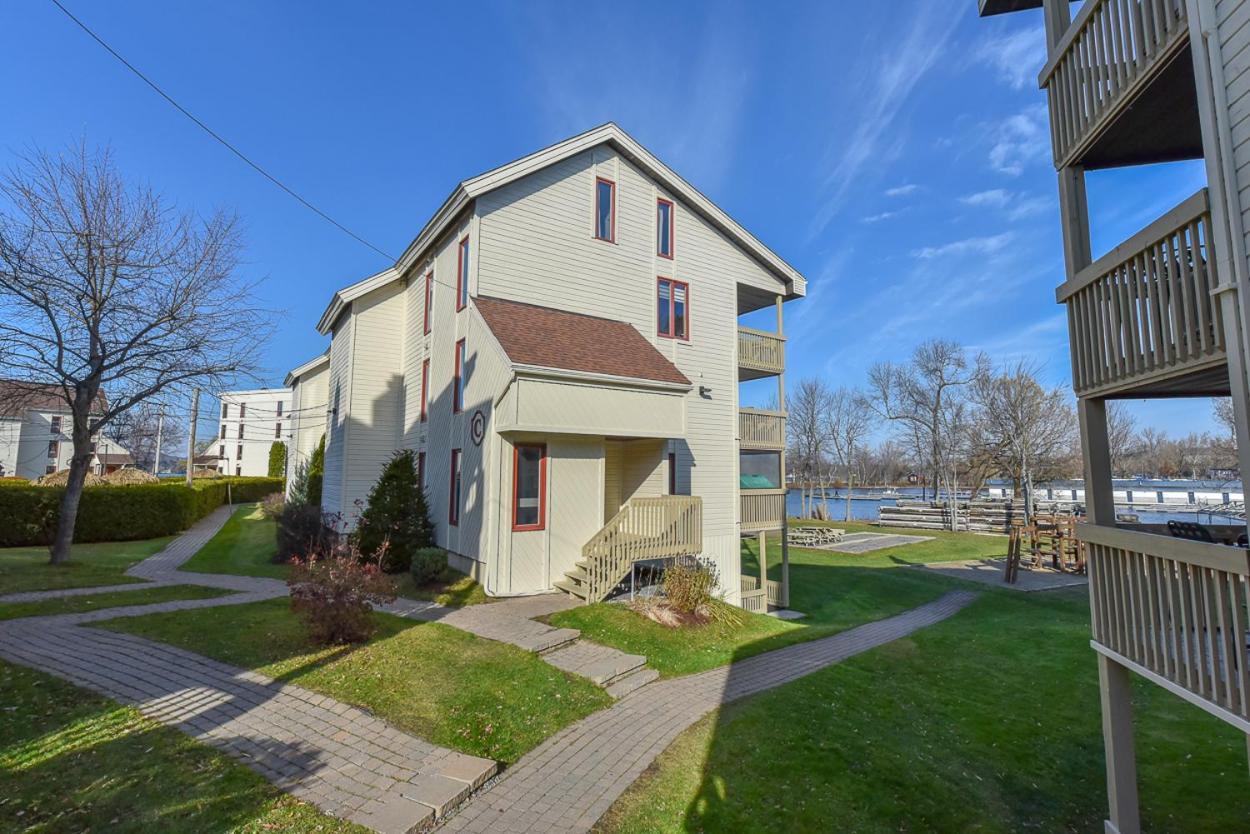 Magog Waterfront Condo Exterior photo